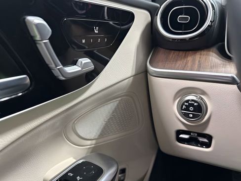 Used 2025 Mercedes-Benz C 300 4MATIC Sedan image 16