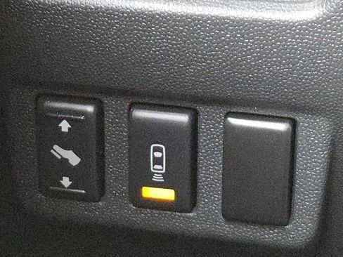 Used 2012 Nissan Titan SV w/ SV Premium Utility Pkg image 4