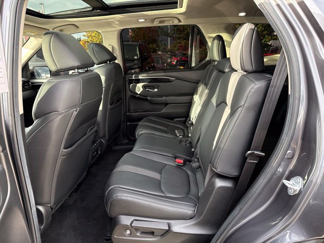 Used 2025 Honda Pilot Touring image 9