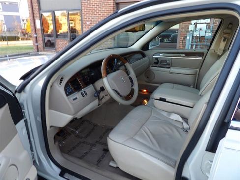Used 2007 Lincoln Town Car Designer Series image 15