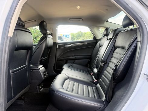 Used 2018 Ford Fusion SE w/ Equipment Group 602A FWD image 15