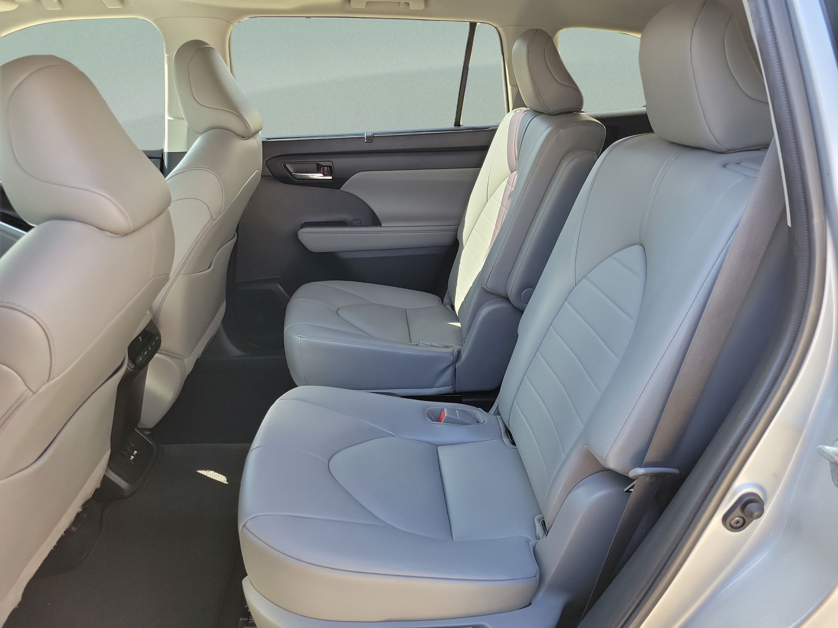 Used 2021 Toyota Highlander XLE FWD image 23