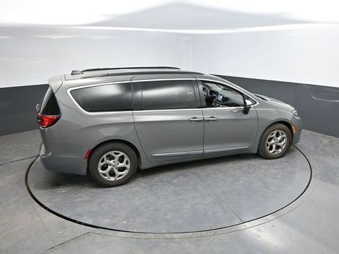 Used 2023 Chrysler Pacifica Limited FWD image 30