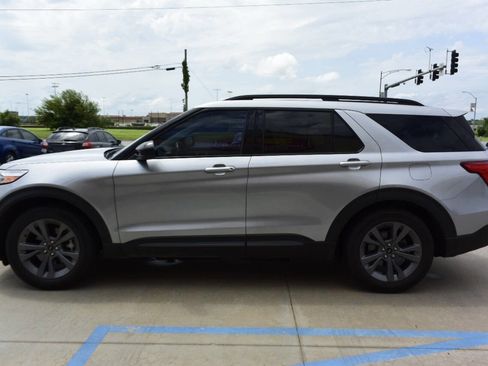 Used 2022 Ford Explorer XLT w/ Equipment Group 202A image 2