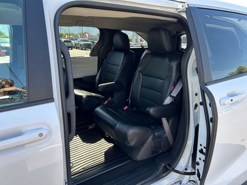 Used 2025 Toyota Sienna LE AWD/4WD image 24