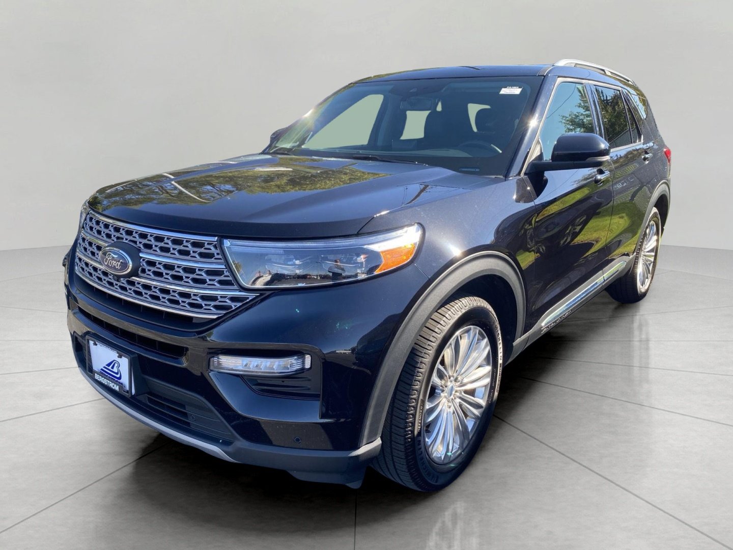 Used 2024 Ford Explorer Limited w/ Limited Technology Package AWD/4WD image 4