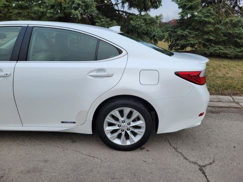 Used 2015 Lexus ES 300h w/ Navigation System Package image 9