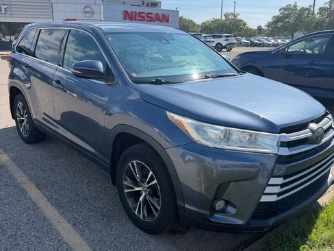 Used 2018 Toyota Highlander Plus w/ Carpet Mat Package (TMS) AWD/4WD image 3