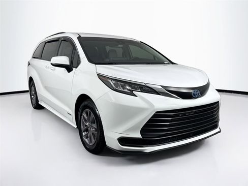 Used 2021 Toyota Sienna LE w/ LE Plus Package image 4