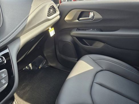 New 2026 Chrysler Pacifica Select image 27