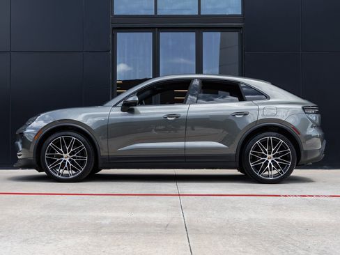 Certified 2025 Porsche Macan 4 Electric AWD/4WD image 2