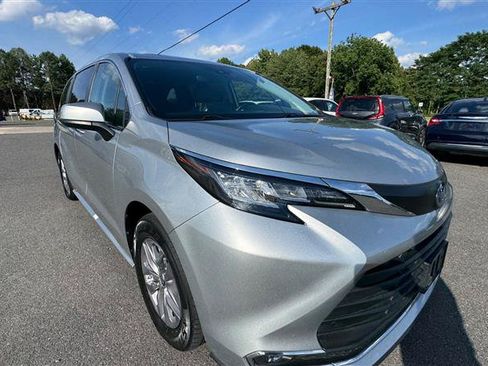 Used 2023 Toyota Sienna XLE AWD/4WD image 22