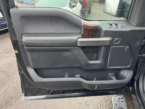 Used 2015 Ford F150 Platinum w/ Equipment Group 701A Luxury image 12