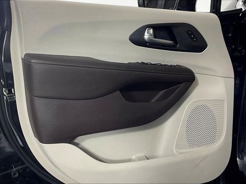 Used 2020 Chrysler Pacifica Touring-L Plus FWD image 20