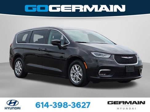Used 2023 Chrysler Pacifica Touring-L FWD image 4
