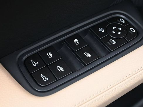 Certified 2026 Porsche Cayenne AWD/4WD image 18