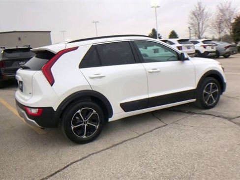 New 2025 Kia Niro EX image 3