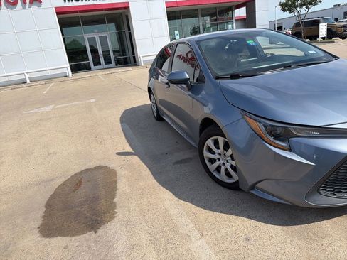 Used 2022 Toyota Corolla LE FWD image 2