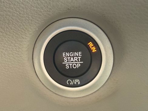 Used 2024 Chrysler Pacifica Limited FWD image 19