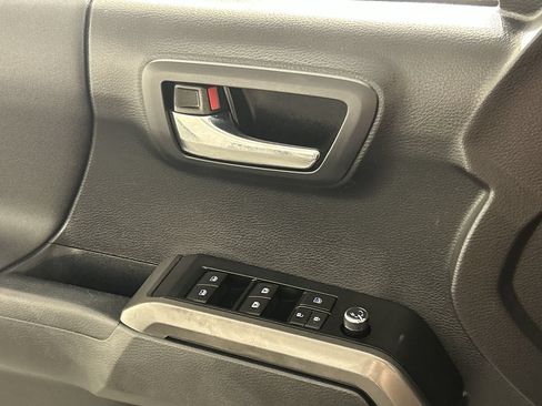 Used 2017 Toyota Tacoma TRD Off-Road w/ Premium & Technology Package AWD/4WD image 20