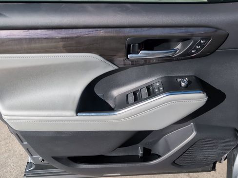 Used 2026 Toyota Highlander Limited image 10