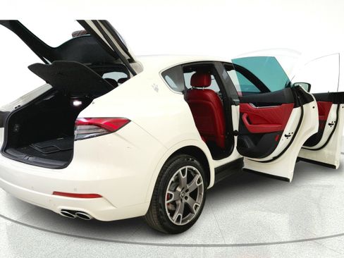 Used 2023 Maserati Levante GT AWD/4WD image 14
