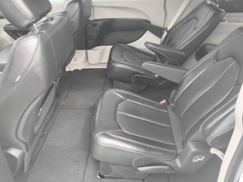 Used 2023 Chrysler Pacifica Touring-L FWD image 12