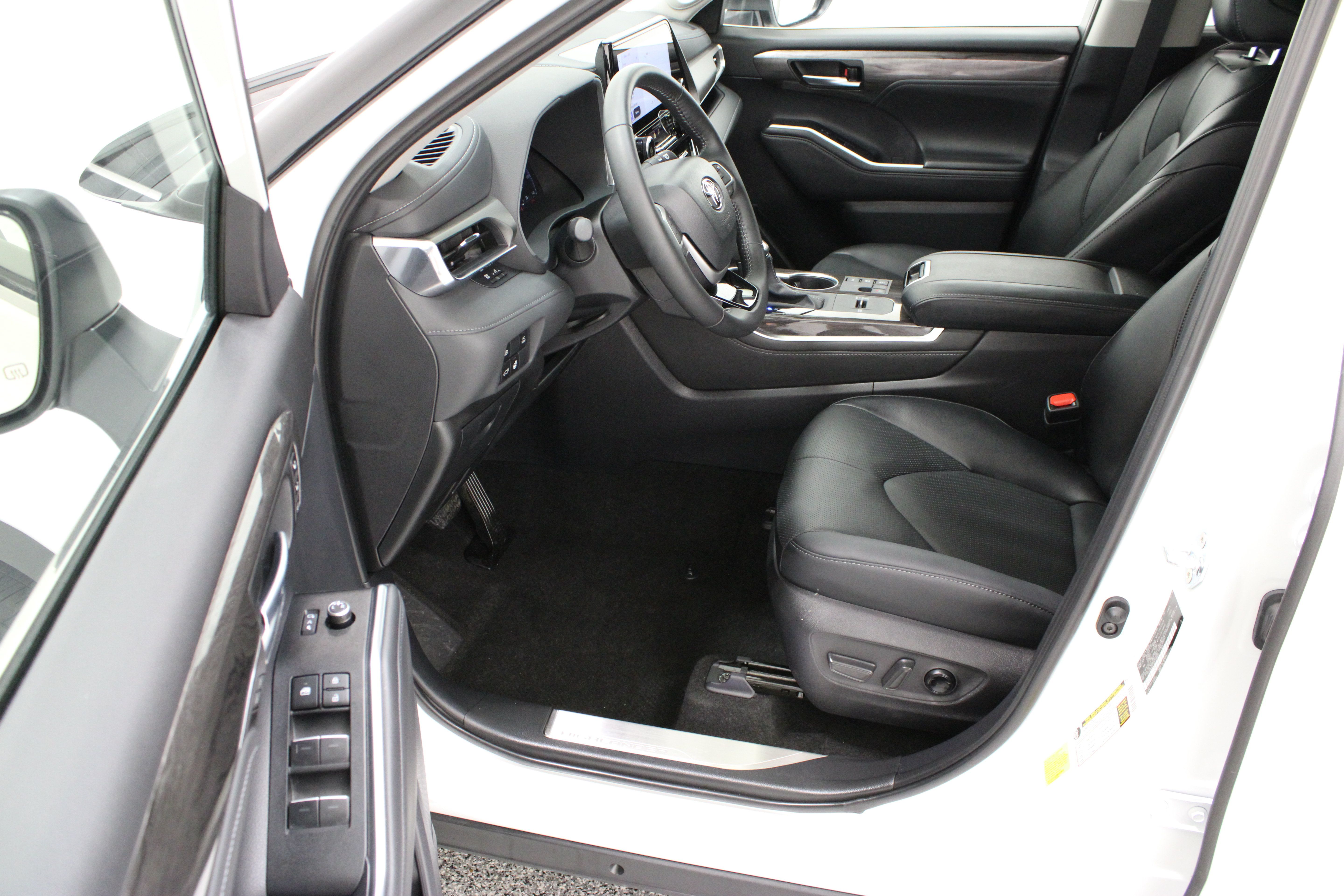 Used 2026 Toyota Highlander Limited AWD/4WD image 14