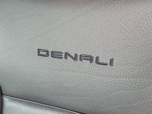 Used 2022 GMC Yukon XL Denali image 12