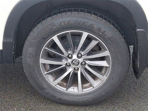 Used 2019 Toyota Highlander XLE image 31