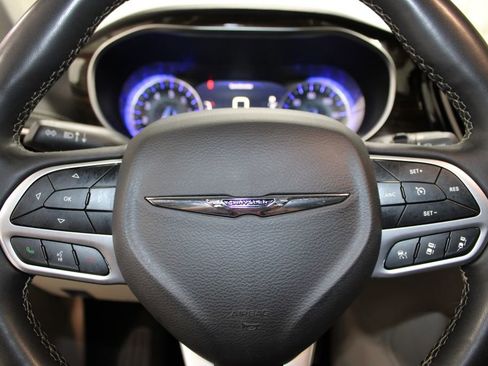 Used 2023 Chrysler Pacifica Limited FWD image 41