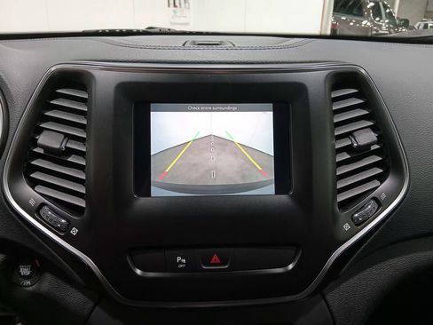 Used 2020 Jeep Cherokee Latitude Plus w/ Cold Weather Group AWD/4WD image 22