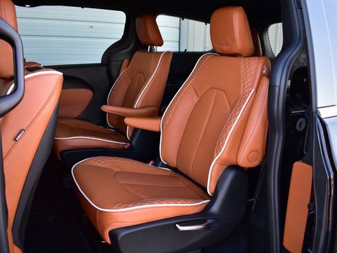 New 2026 Chrysler Pacifica Pinnacle image 21