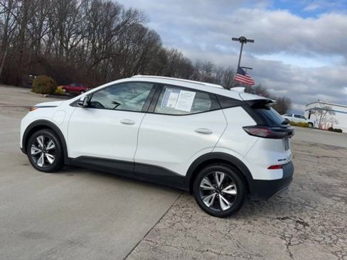 Used 2022 Chevrolet Bolt EUV LT w/ Convenience Package image 6