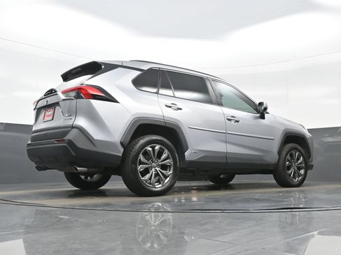 Used 2022 Toyota RAV4 XLE Premium AWD/4WD image 33