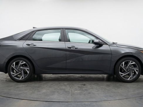 Used 2025 Hyundai Elantra SEL FWD image 11