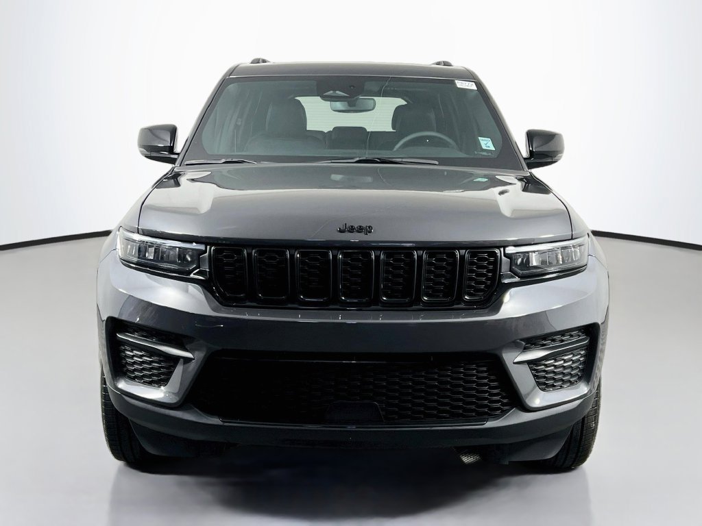 Used 2024 Jeep Grand Cherokee Altitude AWD/4WD image 2