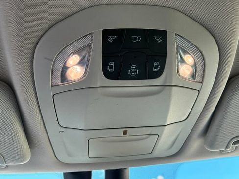 Used 2021 Chrysler Pacifica Touring-L FWD image 27