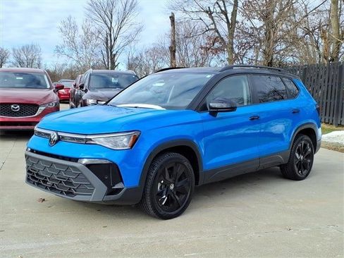 Used 2025 Volkswagen Taos SE image 2