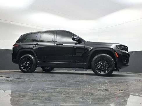 Used 2025 Jeep Grand Cherokee Altitude AWD/4WD image 35