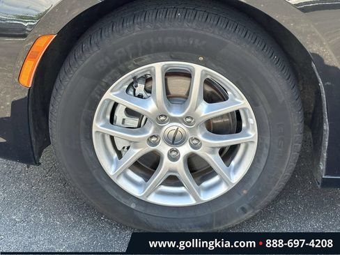 Used 2023 Chrysler Pacifica Touring-L FWD image 7