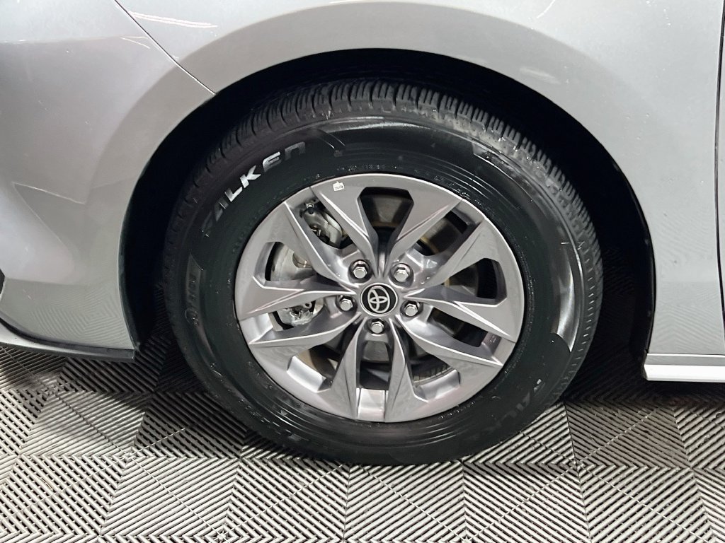 Certified 2025 Toyota Sienna XLE FWD image 28