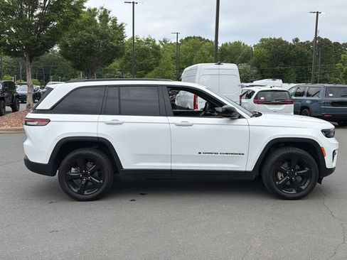 Used 2023 Jeep Grand Cherokee Altitude AWD/4WD image 14