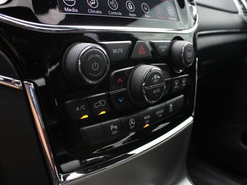 Used 2021 Jeep Grand Cherokee Limited AWD/4WD image 18