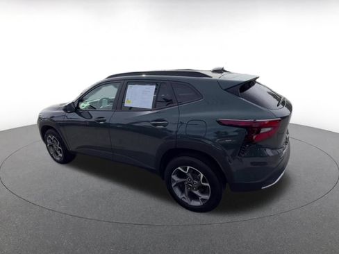 Used 2025 Chevrolet Trax LT FWD image 10