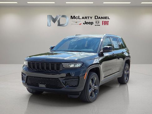 New 2025 Jeep Grand Cherokee Altitude AWD/4WD image 2