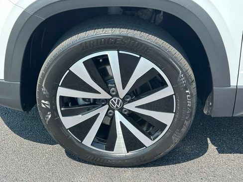 Certified 2023 Volkswagen Taos SE w/ Panoramic Sunroof Package AWD/4WD image 8