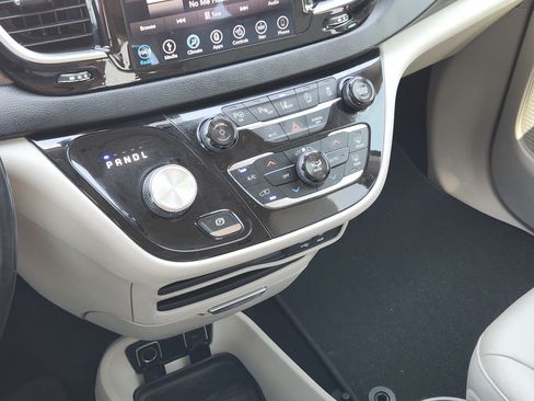 Used 2019 Chrysler Pacifica Touring-L w/ Advanced Safetytec Group FWD image 20
