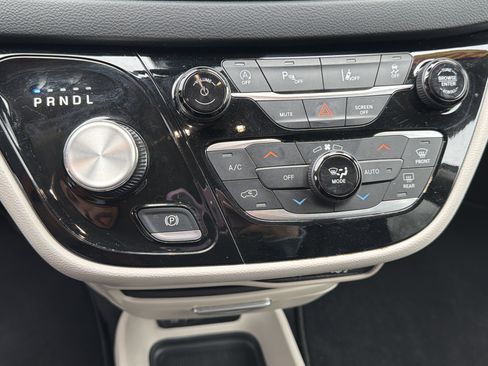 Used 2023 Chrysler Pacifica Touring-L image 18