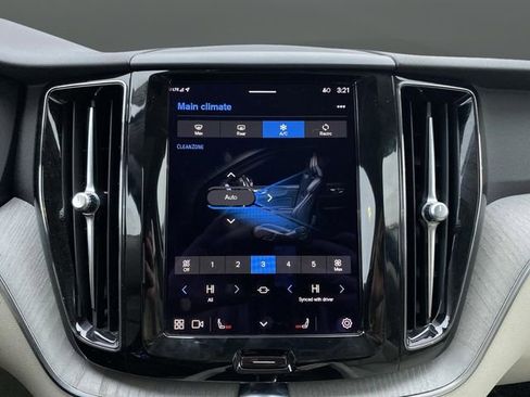 Used 2023 Volvo XC60 B5 Plus image 20